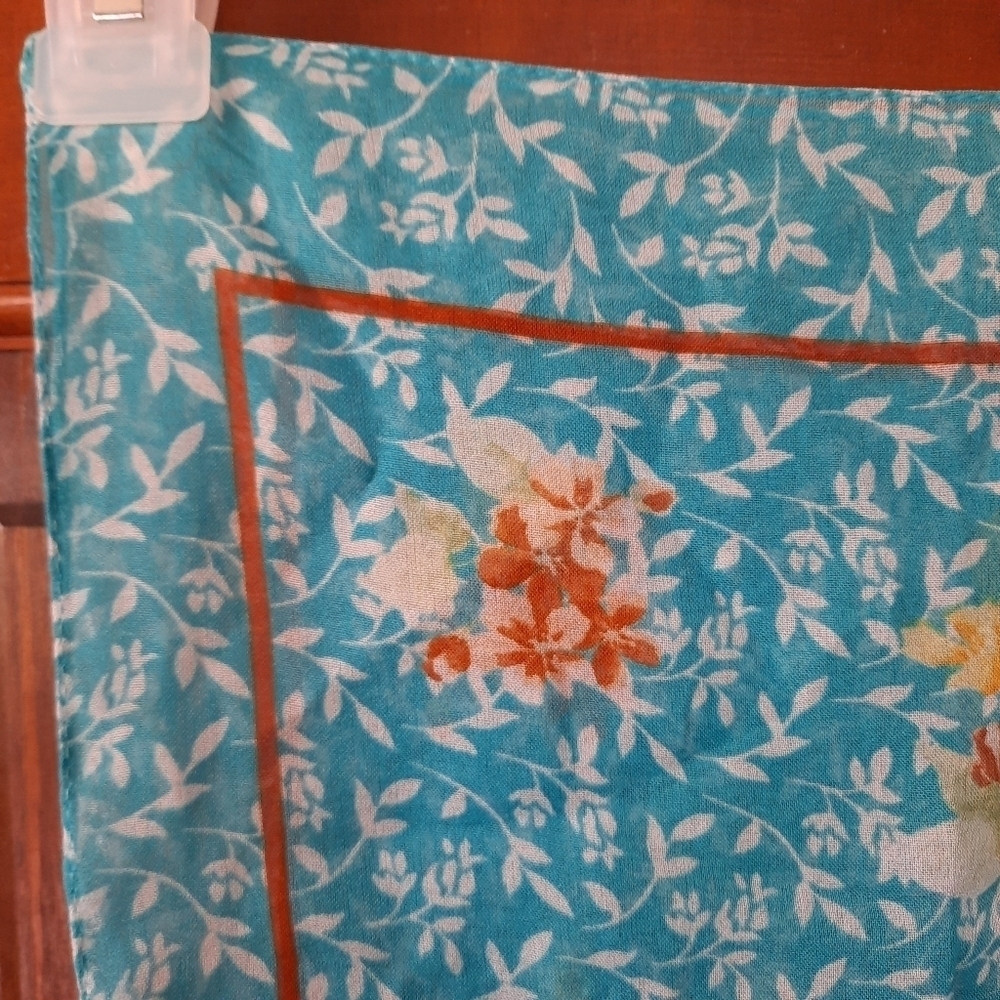 Vintage semi-sheer blue white floral print scarf - Picture 4 of 7
